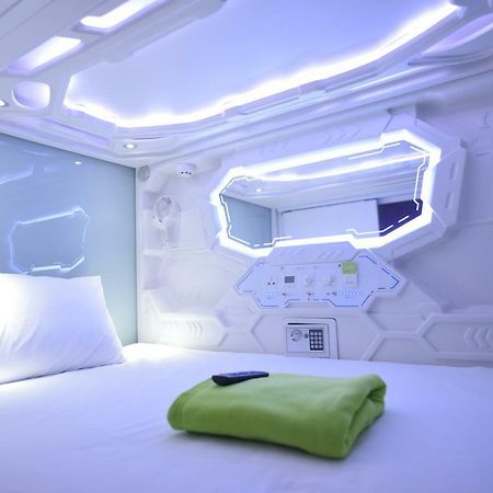 Whiz Capsule Hotel Thamrin جاكرتا المظهر الخارجي الصورة