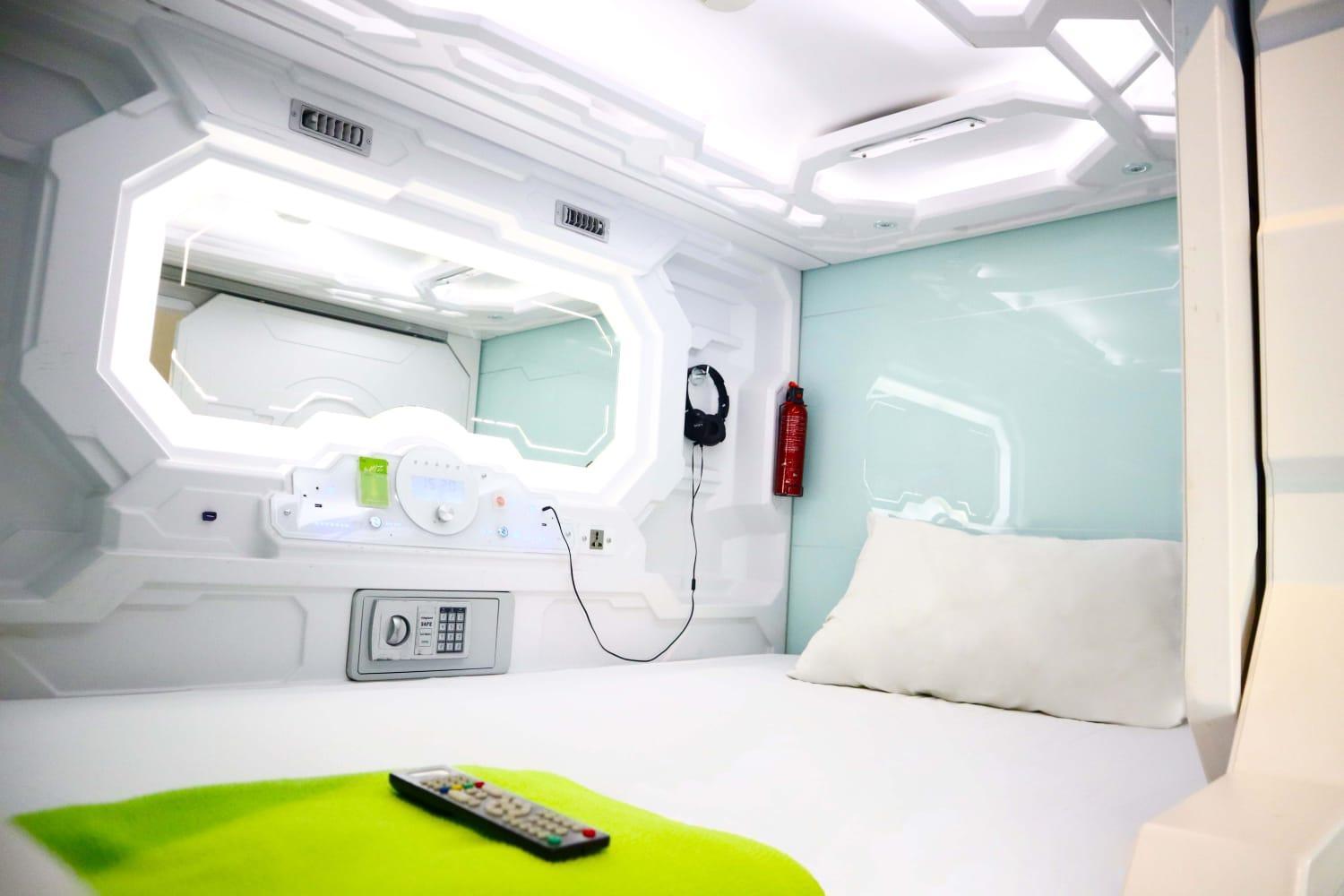 Whiz Capsule Hotel Thamrin جاكرتا المظهر الخارجي الصورة