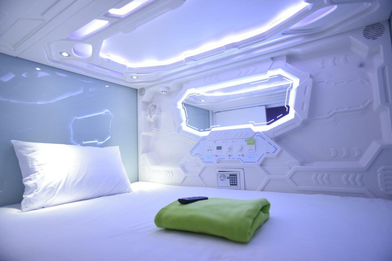 Whiz Capsule Hotel Thamrin جاكرتا المظهر الخارجي الصورة