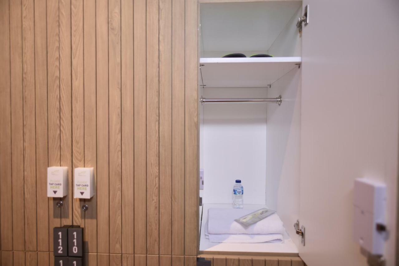 Whiz Capsule Hotel Thamrin جاكرتا المظهر الخارجي الصورة